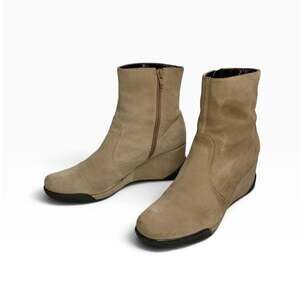 Cloud 9 Telabellr Tan Suede Wedge Ankle Boots Size 7.5 M 90s Y2K Comfort Booties